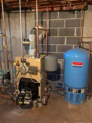 17 Sam St, Enfield CT 06082-5717 exterior