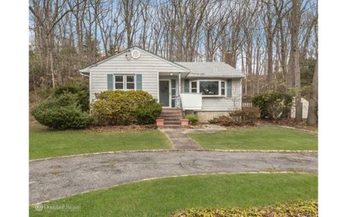 29 Chateau Dr, Huntington Station NY  11747-4131 exterior