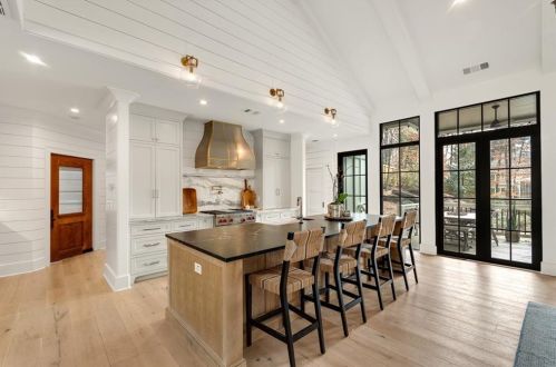 4181 Brookview Dr, Atlanta GA 30339-4605 exterior