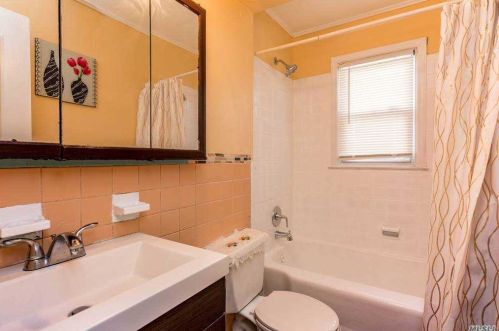 189 Broadway, Valley Stream NY 11580-4810 exterior