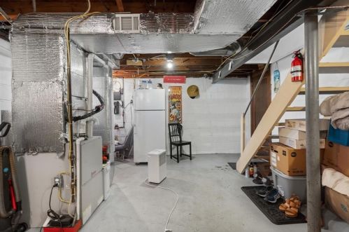 8145 Lindisfarne Dr, Pittsburgh PA 15237-2311 exterior