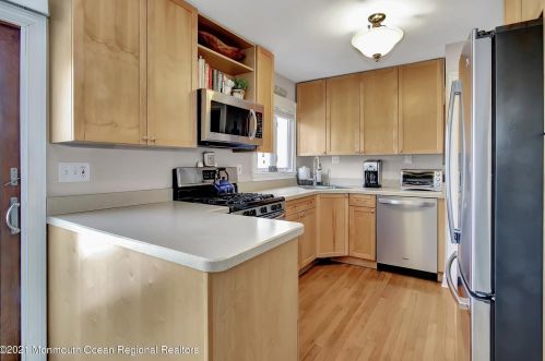 27 Birch Dr, Red Bank NJ 07702 exterior