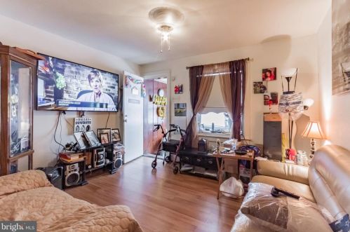 327 10 St, Darby PA 19023-1707 exterior