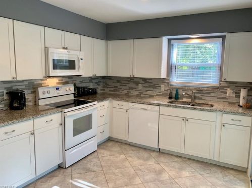 866 101st Ave, Naples, FL 34108-3207