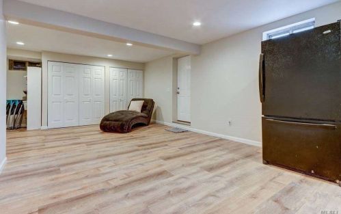 24 Vondran St, Huntington Station NY 11746-2548 exterior