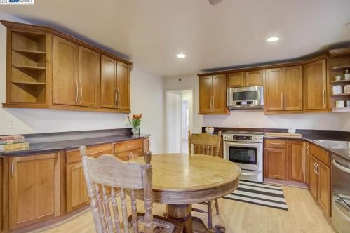 1875 Granada Dr, Concord CA 94519-1330 exterior