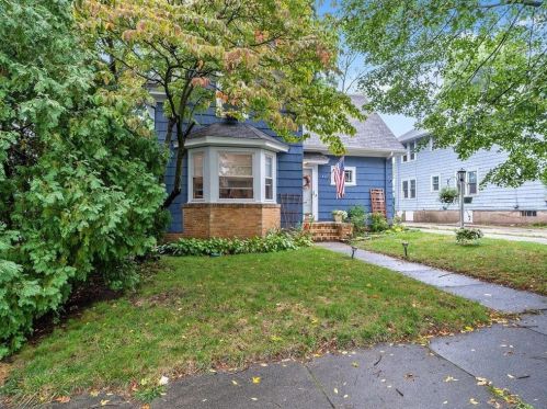 105 Colonial Rd, Providence, RI 02906-2549