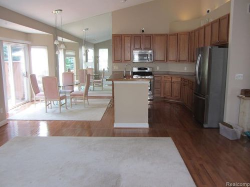 5256 River Dr, Commerce Township, MI 48382-5016