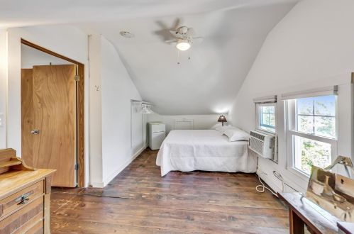 1818 Lunt Ave, Chicago IL 60645-3005 exterior