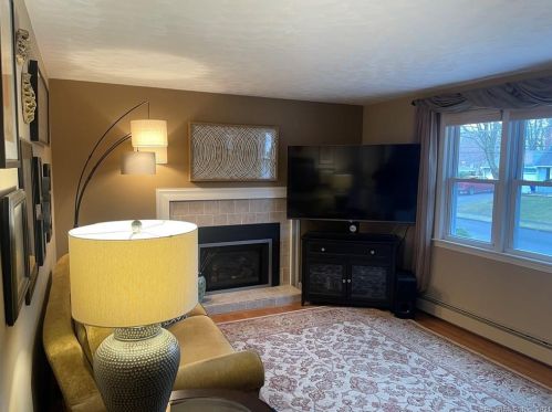 42 Oxford Dr, Enfield CT 06082-2535 exterior