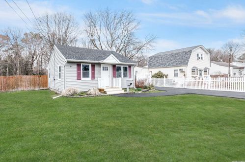 129 17th St, Babylon, NY 11704-2721