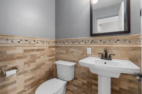 3927 Blvd Dr, Pittsburgh PA 15217-2619 exterior