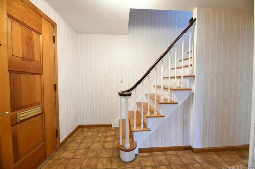 64 Grv Rd, North Haven CT 06473-2420 exterior