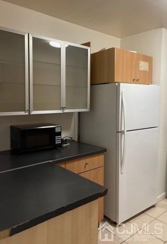 211 College Dr, Edison NJ 08817-5951 exterior