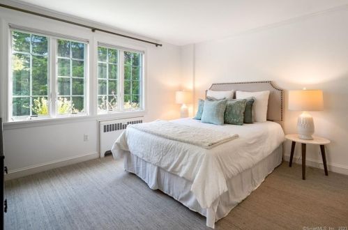 31 Crst Rd, Norwalk CT 06853-1207 exterior