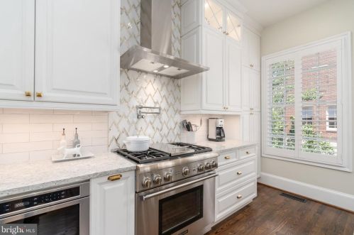 12 Alexander St, Alexandria VA 22314-3873 exterior