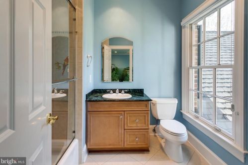 884 Alvermar Rdg Dr, Mc Lean VA 22102-1435 exterior