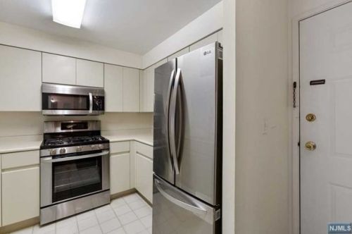 403 Chase Ct, Edgewater, NJ 07020-1609