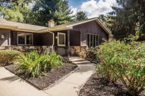 933 Berkshire Dr, Kalamazoo, MI 49006-5478