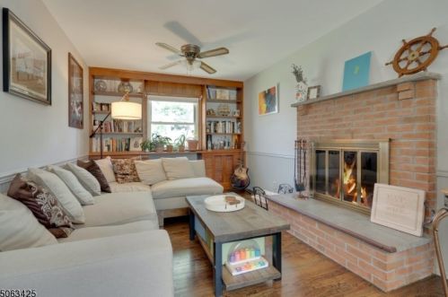 128 Chaucer Dr, Berkeley Heights, NJ 07922-1824