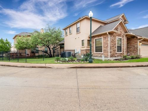 13837 Ashton Woods Cir, Austin TX  78727-3012 exterior