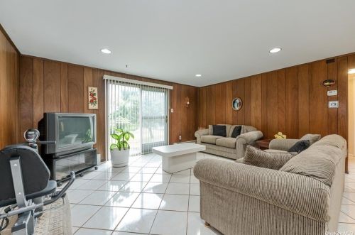 13 Dawson Dr, Valley Stream NY 11581-2939 exterior