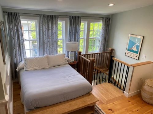 205 Spg St, Middletown RI 02840-6804 exterior