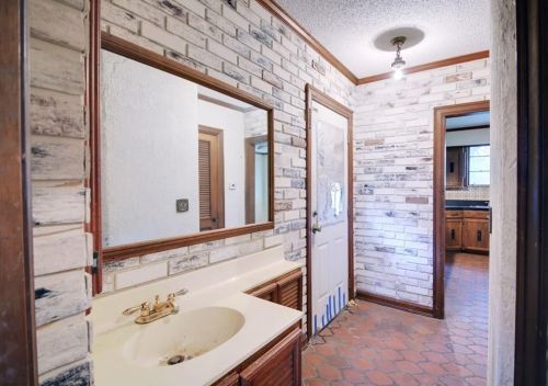 1300 August Dr, Austin TX 78753-2909 exterior