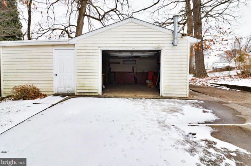 1201 Clagett Dr, Rockville MD 20851-2116 exterior