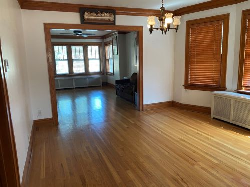 10522 Avenue, Chicago, IL 60617-6313