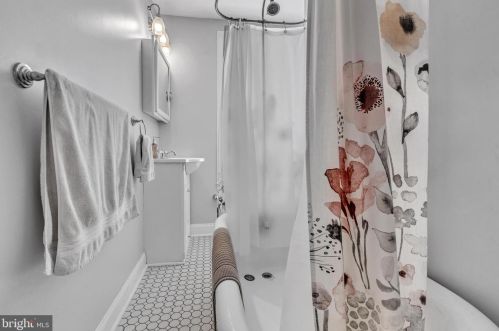 497 Lemonte St, Philadelphia PA  19128-4534 exterior