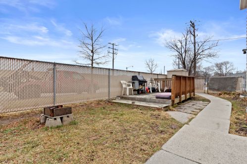 4459 20th St, Milwaukee WI 53209-6338 exterior