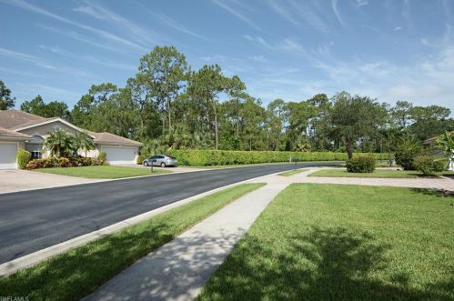 7817 Berkshire Pne Dr, Naples FL 34104-7442 exterior