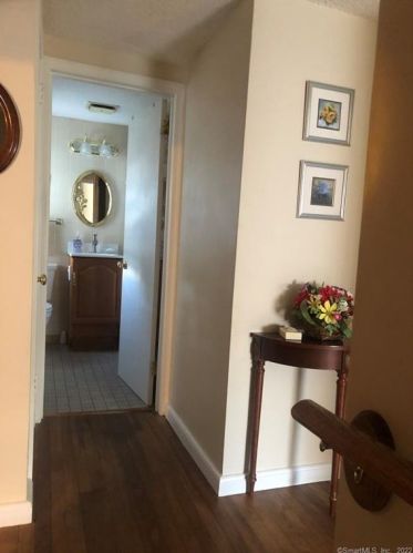 25 Pearl St, Windsor Locks CT 06096-1421 exterior