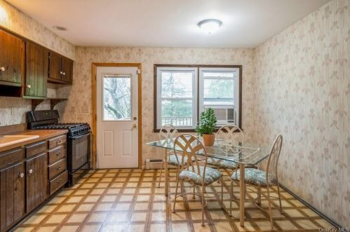 10 Melanie Ct, Valley Cottage NY 10989-1325 exterior