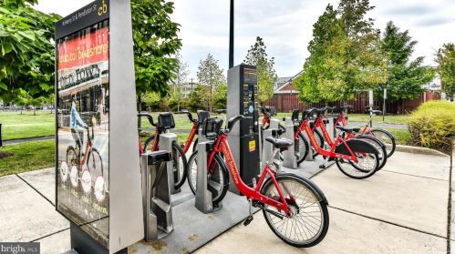 720 Bracey Ln, Alexandria VA  22314-6245 exterior