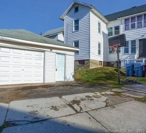 271 Gln St, New Britain CT 06051-2572 exterior