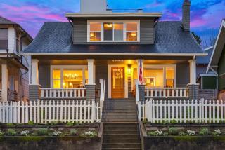 1906 10th Ave, Seattle WA  98119-2822 exterior