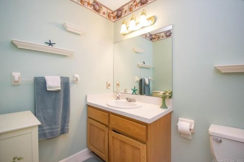 51 Berrios Hl Rd, Windsor CT 06095-1003 exterior