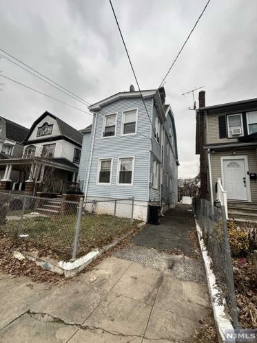 1043 Hunterdon St, Newark NJ  07112-2412 exterior