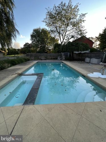 2269 Pne Rd, Huntingdon Valley PA 19006-4028 exterior