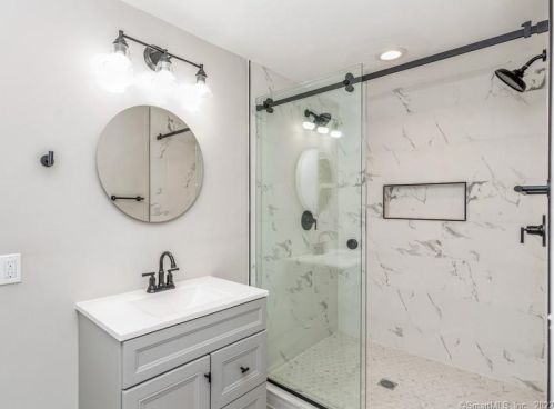 11 Colonial Dr, North Haven CT 06473-1238 exterior