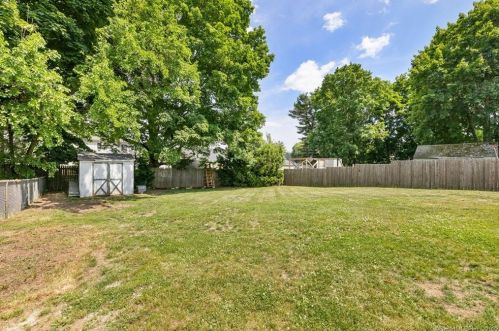 33 Deerfield Dr, Manchester CT 06040-3819 exterior