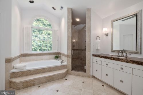 1941 Valleywood Rd, Mc Lean VA  22101-4931 exterior