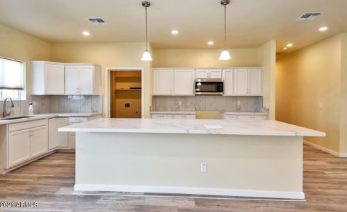 1642 37th Ave, Phoenix, AZ 85009-2275