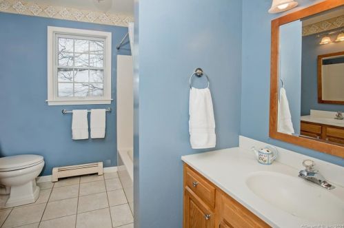 242 Barrack Hl Rd, Ridgefield CT 06877-3006 exterior