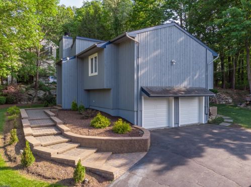 22 Summer Tree Run, Sparta, NJ 07871-3742