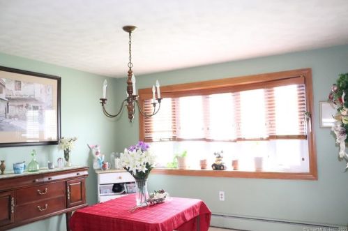 8 Sparkle St, Enfield CT 06082-5618 exterior