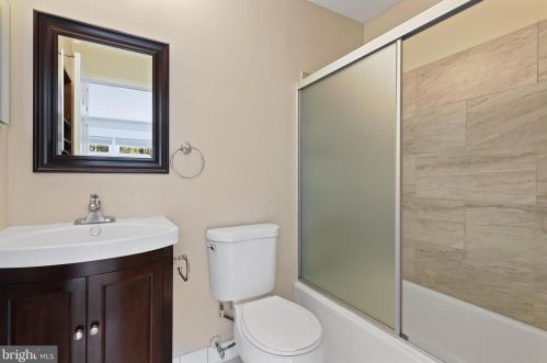 8284 Clifton Farm Ct, Alexandria VA  22306-3265 exterior