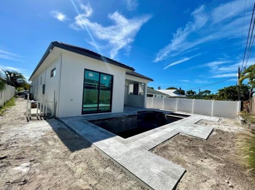 681 93 Ave, Naples FL 34108-2438 exterior